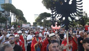 GB News: Protestat prekin turizmin, shtohen anulimet e rezervimeve n&euml;