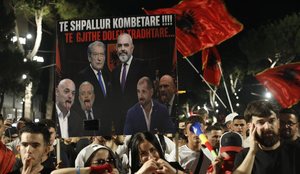 &Ccedil;far&euml; tregoi pankarta finale e protest&euml;s!