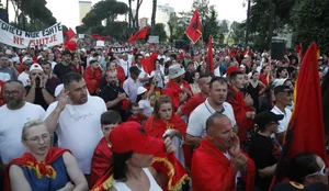 Dita e 23-t&euml; e protest&euml;s. Qytetar&euml;t marshojn&euml; drejt