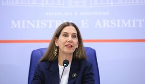 Nes&euml;r provimi i fundit i Matur&euml;s/ Ministrja Kumbaro: Respektoni