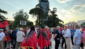 Protesta n&euml; Tiran&euml; hyn n&euml; dit&euml;n e 26-t&euml;. Qytetar&euml;t