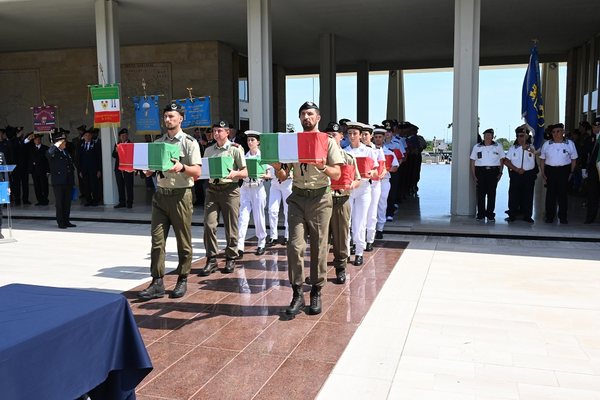 Pas 80 vjet&euml;sh, Italia riatdheson nga Shqip&euml;ria eshtrat e 27