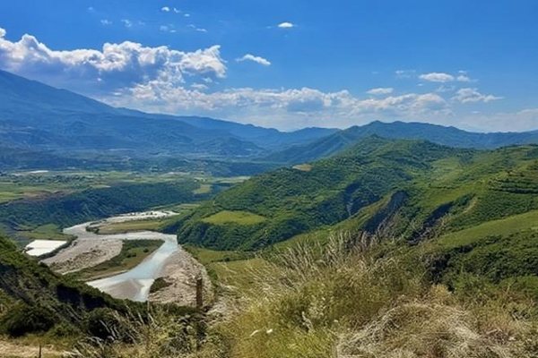La Repubblica: Shqip&euml;ria mes bunker&euml;ve, vreshtave dhe historis&euml;