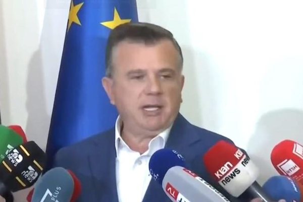 Balla p&euml;r Ko&ccedil;ekun:  T&euml; dor&euml;zoj&euml; mandatin i