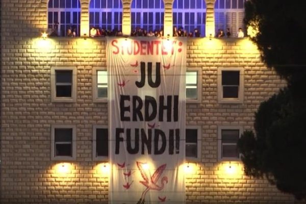 Pamje/ Protestuesit hyjn&euml; n&euml; Universitetin Politeknik