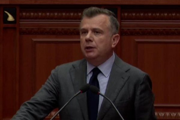 Protestat/ Balla-deputet&euml;ve demokrat&euml;: Ju mor&euml;n sheshin dhe doni