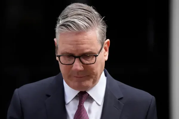 Keir Starmer jep dor&euml;heqjen si kryeminist&euml;r i Britanis&euml; dhe lider