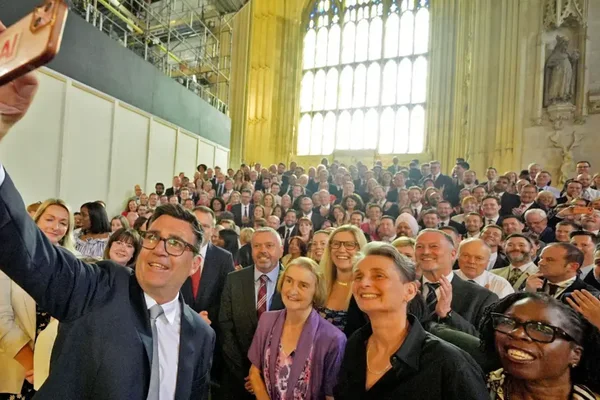 Britania n&euml; pritje t&euml; pasuesit t&euml; Starmerit, Burnham kryeson