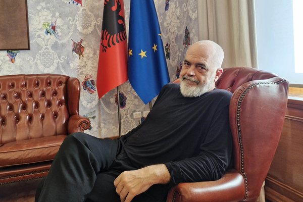 &ldquo;Provova t&rsquo;i vesh k&euml;puc&euml;t e kryeministrit&rdquo;, Rama