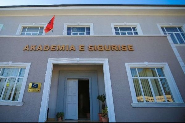 Rasti i dyt&euml; brenda pak muajsh, helmohen rreth 30 kursant&euml; n&euml;