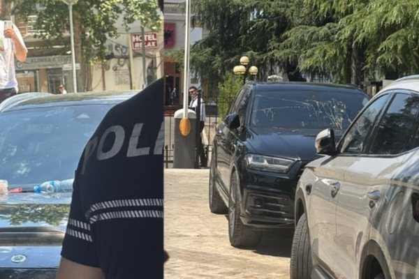 Protestuesit q&euml;llojn&euml; me vez&euml; dhe hedhin plehra mbi makinat e