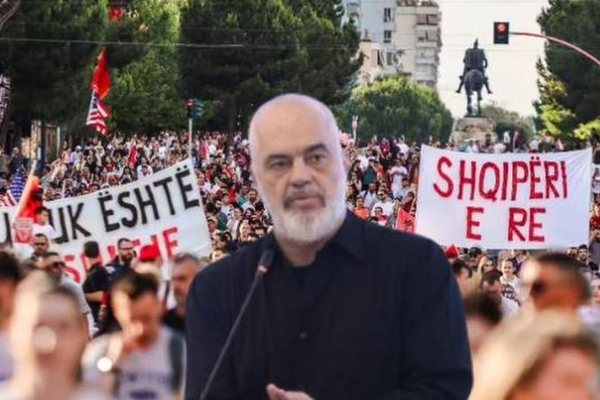 Rama p&euml;r protestuesit: Ky &euml;sht&euml; projekti im, ku &euml;sht&euml;