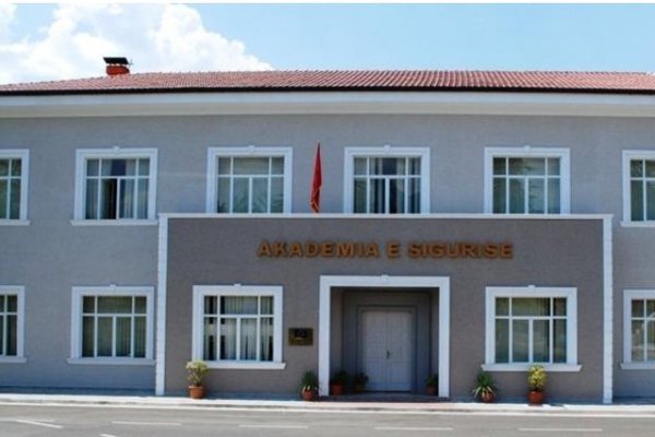 64 student&euml; t&euml; helmuar n&euml; Akademin&euml; e Siguris&euml;. N&euml;