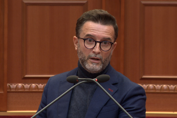 Erion Bra&ccedil;e: Delegjitimimi i mazhoranc&euml;s nga sheshi &ccedil;on