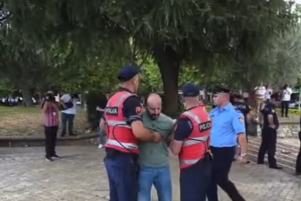 Policia shoq&euml;ron disa protestues, mes tyre edhe Dritan Goxhaj!