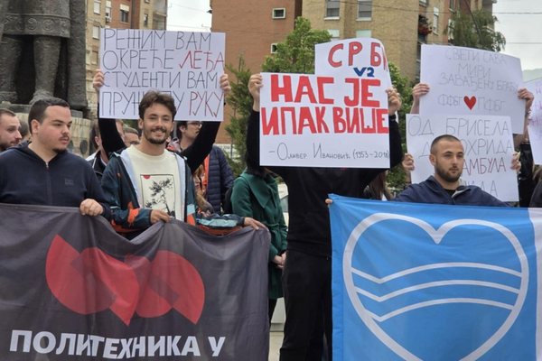 Student&euml;t serb&euml; k&euml;rkojn&euml; liri, por mohojn&euml; lirin&euml;