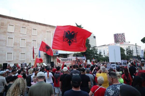 Grupi koordinues i protest&euml;s i shkruan ambasadave!