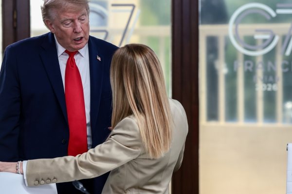 Vijon p&euml;rplasja mes Trump dhe Melonit, shk&euml;mbejn&euml; akuza publike