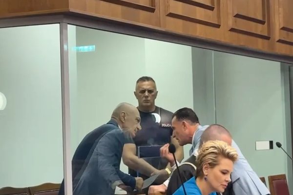 Kryemadhi: B&euml;hu ushtar i prokuroris&euml;. Sherr me Ilir Met&euml;n n&euml;