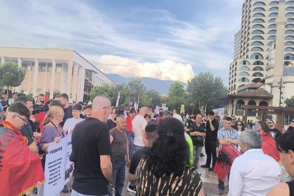 Nis protesta e 12-t&euml; n&euml; Tiran&euml;, kund&euml;r nd&euml;rtimit