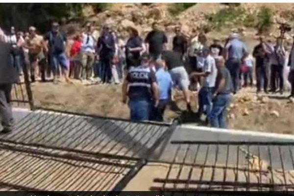 Protest&euml; n&euml; Rrjoll! Banor&euml;t shembin rrethimin dhe futen n&euml;