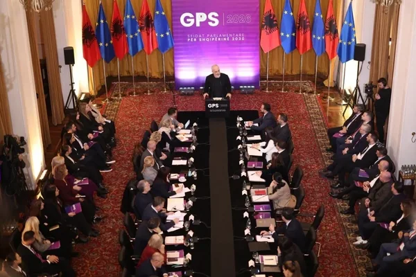 PS mbledh qeverin&euml; dhe grupin parlamentar t&euml; shtun&euml;n