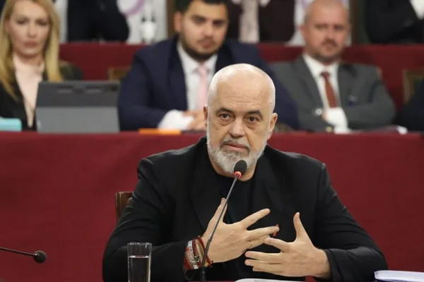 Ish-luft&euml;tari i U&Ccedil;K-s&euml; lexoi k&euml;rkesat e protestuesve,
