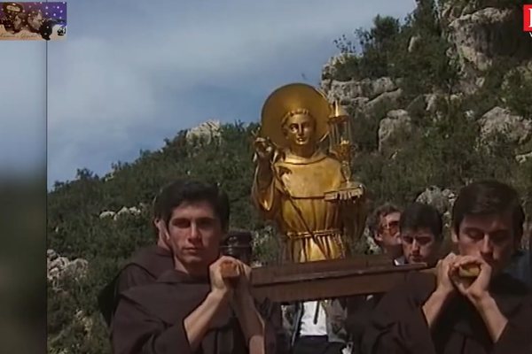 Statuja e Art&euml; e Shna Ndout, vjen me helikopter n&euml; Kish&euml;n e