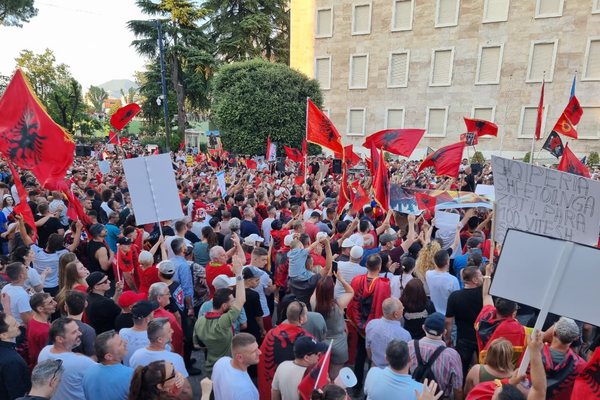 Protesta n&euml; Tiran&euml; hyn n&euml; dit&euml;n e 21-t&euml;, i bashkohet