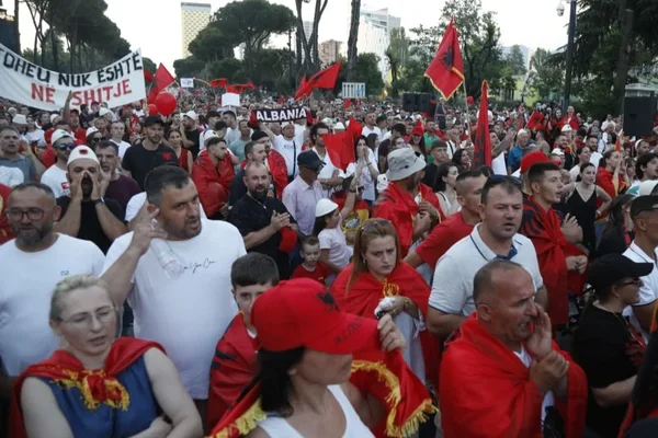 Dita e 23-t&euml; e protest&euml;s. Qytetar&euml;t marshojn&euml; drejt