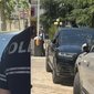 Protestuesit q&euml;llojn&euml; me vez&euml; dhe hedhin plehra mbi makinat e