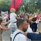Tensione te selia e PD, protestuesit p&euml;rplasen me demokrat&euml;t