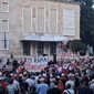 Video/ Flamingot dhe dhit&euml; n&euml; protest&euml; para Kryeministris&euml;