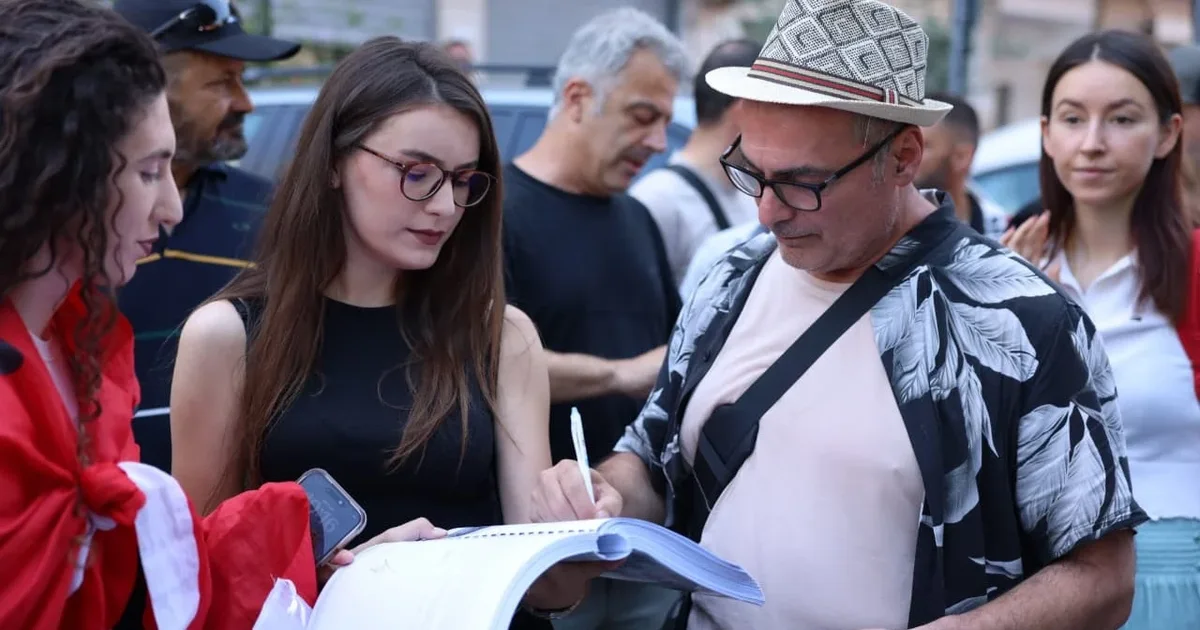 Protestuesit dorëzojnë në SPAK librin  The Albanian Files  