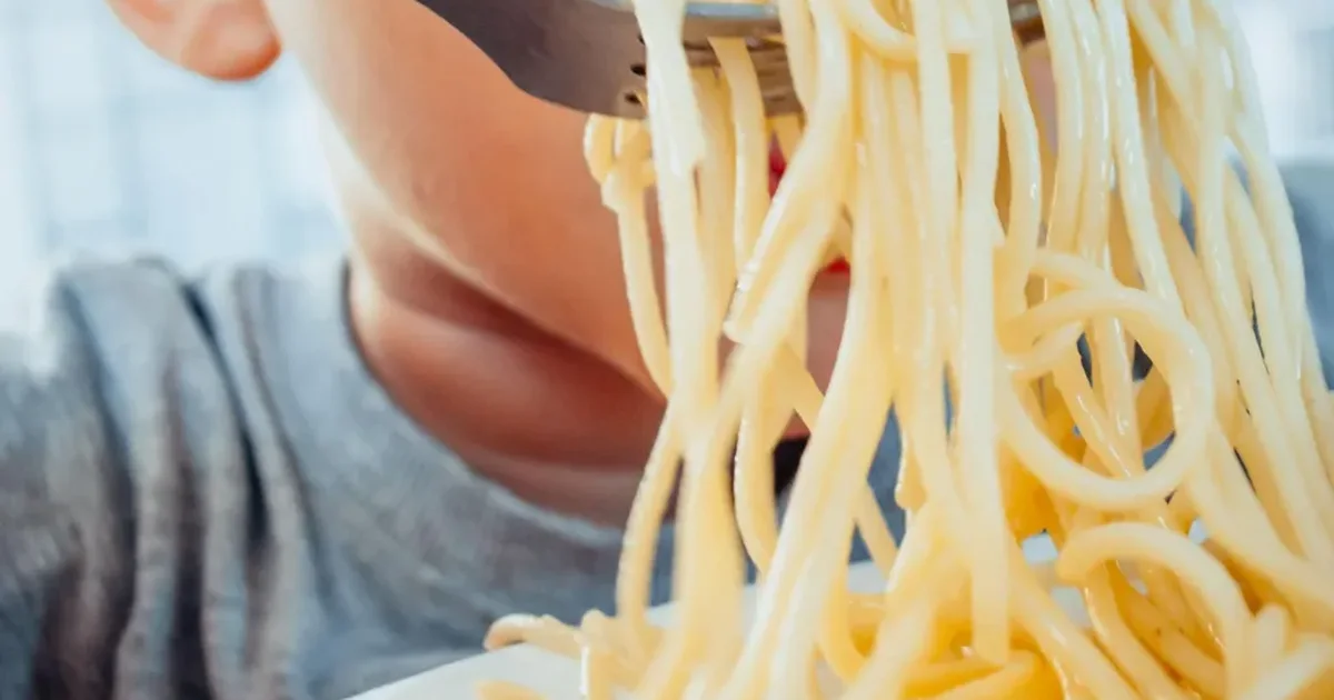 pica-makarona-patate-si-po-i-shkaterrojne-ushqimet-femijet-italiane