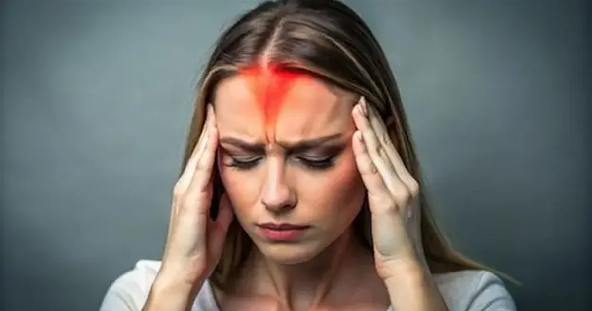 e-verteta-per-migrenen-cfare-e-shkakton-dhe-si-mund-te-lehtesohet-dhimbja