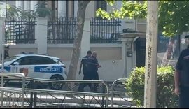 Protesta para parlamentit, l&euml;ndohet nj&euml; polic