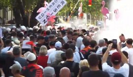 Policia shp&euml;rndan protestuesit me uj&euml; me piper, tensione para Kuvendit