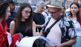Protestuesit dor&euml;zojn&euml; n&euml; SPAK librin &lsquo;The Albanian