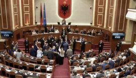 Hodhi uj&euml; drejt Ram&euml;s, Bardhi p&euml;rjashtohet nga seanca