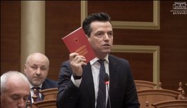 Video/ Agron Shehaj merr kopjen e vetme t&euml; marr&euml;veshjes p&euml;r