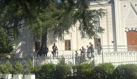Tensione jasht&euml; Kuvendit, protestuesit tentojn&euml; t&euml; godasin me