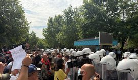 Protesta/ P&euml;rplasje te Kuvendi, sulme me vez&euml; ndaj deputet&euml;ve