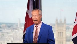 Nigel Farage jep dor&euml;heqjen si deputet mes skandalit t&euml; donacioneve,