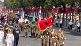 Rama n&euml; parad&euml;n ushtarake n&euml; Paris, flamuri shqiptar