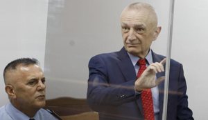 Gjyqi ndaj Met&euml;s, ish-presidenti k&euml;rkon 134 d&euml;shmitar&euml;