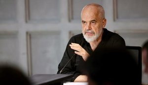 Sulmet ndaj deputet&euml;ve e polic&euml;ve te Kuvendi, Rama: Protesta e