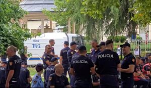 Blindohet parlamenti, masa sigurie p&euml;r protest&euml;n e paralajm&euml;ruar