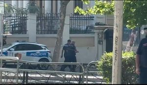 Protesta para parlamentit, l&euml;ndohet nj&euml; polic