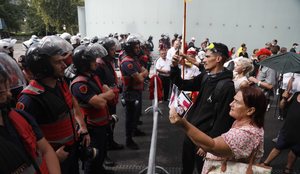 Protestuesit mblidhen para Komisariatit nr. 1, k&euml;rkojn&euml; lirimin e